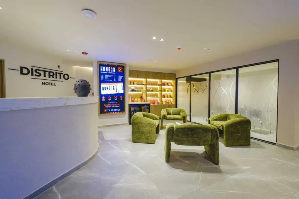Flight friendly services: pantallas de vuelos en el lobby.